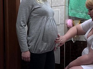 Uma enfermeira faz para um Milf enema leitoso grávida na buceta peluda e massagens sua vagina. Procedimentos terminar inesperadamente ungenerous orgasmo. lésbicas fetiche.