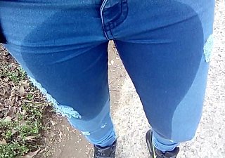 Xixi na calça jeans ao ar livre