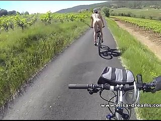 Piscar e nua em bicicleta na rua