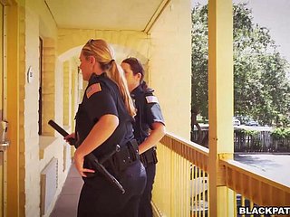 दो पुलिस महिलाओं एक सुंदर गिरफ्तार दोस्त fucks और उसके वीर्य खाने