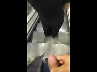Cumsharking Foul-smelling Cum a menina na escada rolante Supermercado