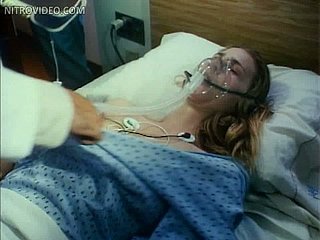 Superbe Babe Blonde Kathleen Kinmont Couché seins nus sur un lit d'hôpital