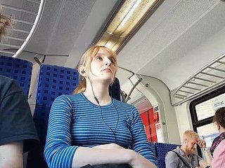 Mooie blonde in de trein