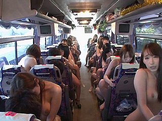Japanische Schlampen auf einem Bus die Hähne von zufällig Fremden reiten