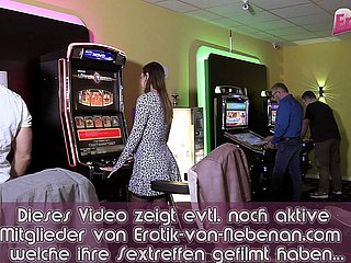 adolescent allemand à bukkake clignotant du public partouze dans le casino