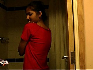 Горячая сексуальная индийская любительская детка Divya в душе