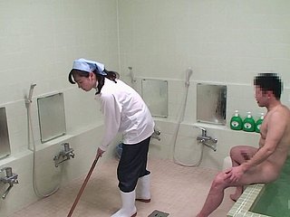 La señora de limpieza japonesa recibe un muy buen estilo de perrito golpeando