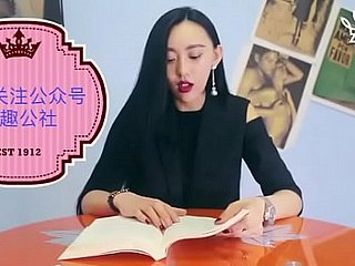 中国の女の子がオーガズムを読んでいます