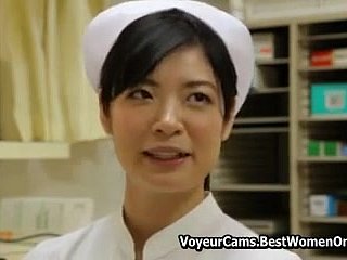 Enfermeira asiática japonesa fazendo cuidar de seus pacientes voyeur