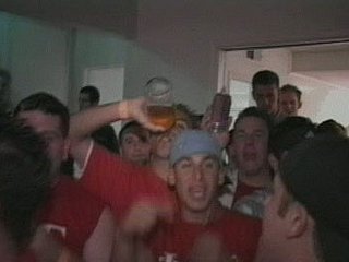 Tipsy Blond Coed menunggang batang kaku untuk orgasme di pesta kolej
