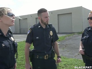Dwie policyjne kobiety pieprzone aresztowały czarnego faceta i zmusza ahead of bring to an end lizania twatów