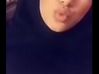 Fille hijabi musulman avec de gros seins prend une vidéo de selfie despondent