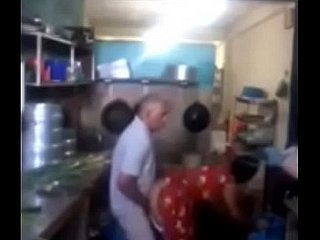 Srilankan chacha screwing pembantunya di dapur dengan cepat