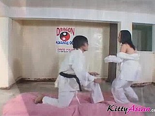 El jugador de Karate Filipina se corre corriendo
