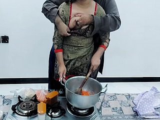 Pakistani Dorffrau Frau almost der Küche gefickt, während sie mit klarem Hindi -Audio kochen