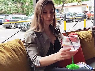 Afstandsbediening orgasme fore mijn stiefzuster close by de bar!