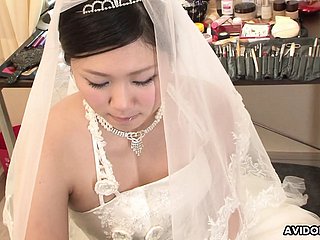 Brünette Emi Koizumi head covering sich unzensiert auf Hochzeitskleid gefickt.