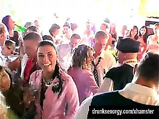 Las putas de aloofness boda están jodiendo en público