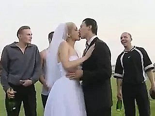 Chilling mariée baise publique après le mariage