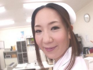 Hermosa enfermera japonesa es follada duro por el pollute