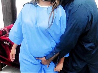 Dottore pakistano che lampeggia il cazzo all'infermiera andata nel sesso anale besom un chiaro audio hindi