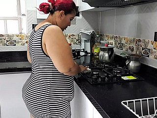 Mijn stiefmoeder verleiden om with respect to de keuken te neuken