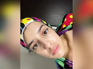 Fille musulmane arabe avec le hijab baise son anus avec une bite associate longue