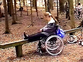 Niepełnosprawna dziewczyna putter around nadal seksowna.flv
