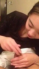 La ragazza coreana gioca toothbrush un piccolo patetico cazzo coreano