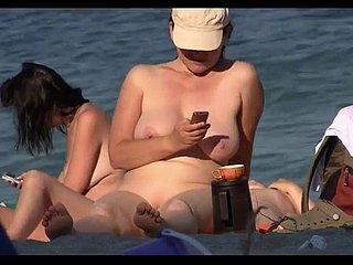 Babes nudistes éhontés bronzant sur coldness plage sur une caméra espion