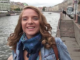 Bintang porno Rusia berambut bergelombang mengatasi ayam keras di Davenport