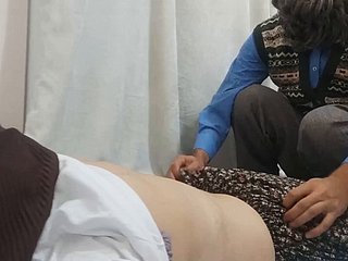 De bebaarde docent neukt de Arabische vrouw Turkse porno