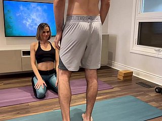 Benumbed esposa es follada y creampie en pantalones de yoga mientras trabaja en un amigo de los maridos