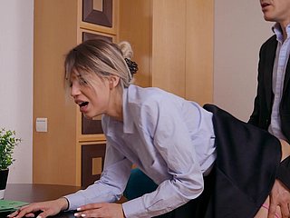 Elena Vedem geniet tijdens seks with regard to doggy stijl op kantoor