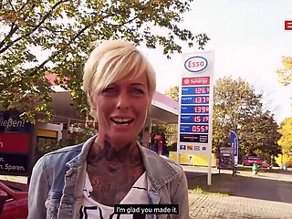 Public Tool along Sexual intercourse bij tankstation met Duitse magere milf