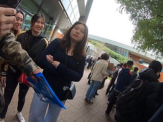 चीनी महिला हांगकांग छात्र