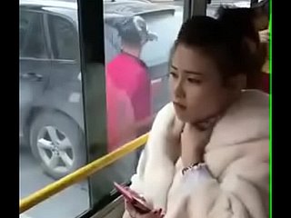 Chińska dziewczyna pocałowała się. W autobusie .