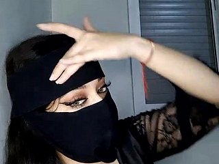 Une MILF arabe me taquine devant sa webcam