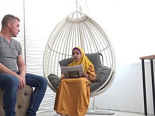 Esposa cansada em hijab obtém energia prurient