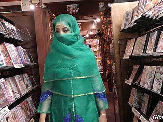 Hete Pakistaanse meid Nadia Ali zuigt grote lul in de gloriegatkamer
