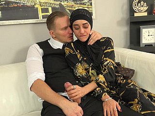 हिजाब में प्यारी महिला ने नए कपड़ों के बजाय सेल्समैन के डिक पर कोशिश की
