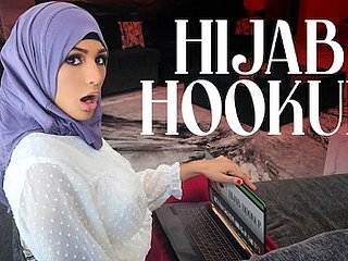 A garota Hijab Nina cresceu assistindo filmes adolescentes americanos e está obcecada em se tornar a rainha hack baile