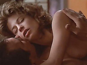 セクシーなリンダ・ハミルトンが熱いシーンで裸になる