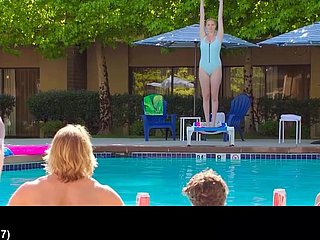 Alexandra Daddario telanjang dalam video Hammer away A stop to
