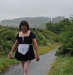 Empregada travesti em during pública na chuva