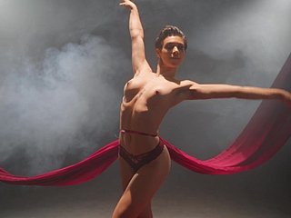 Balerina kurus memperlihatkan tarian desolate erotis otentik di kamera