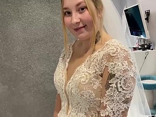 El matrimonio ruso no pudo resistirse y follaron rebuff un vestido de novia.