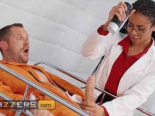 Doctora de ébano trata a un paciente mephitic nail-brush su coño negro