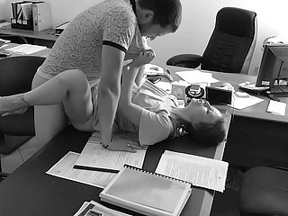 Le counselor-at-law baise sa petite secrétaire sur influenza trustees du bureau et influenza filme en caméra cachée