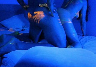 Hot Baby ottiene un'incredibile vernice colorata UV sul corpo nudo Buon Halloween
